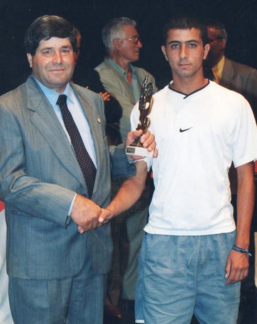 Nuestro jugador David González recibiendo un premio de la F.I.F.L.P.