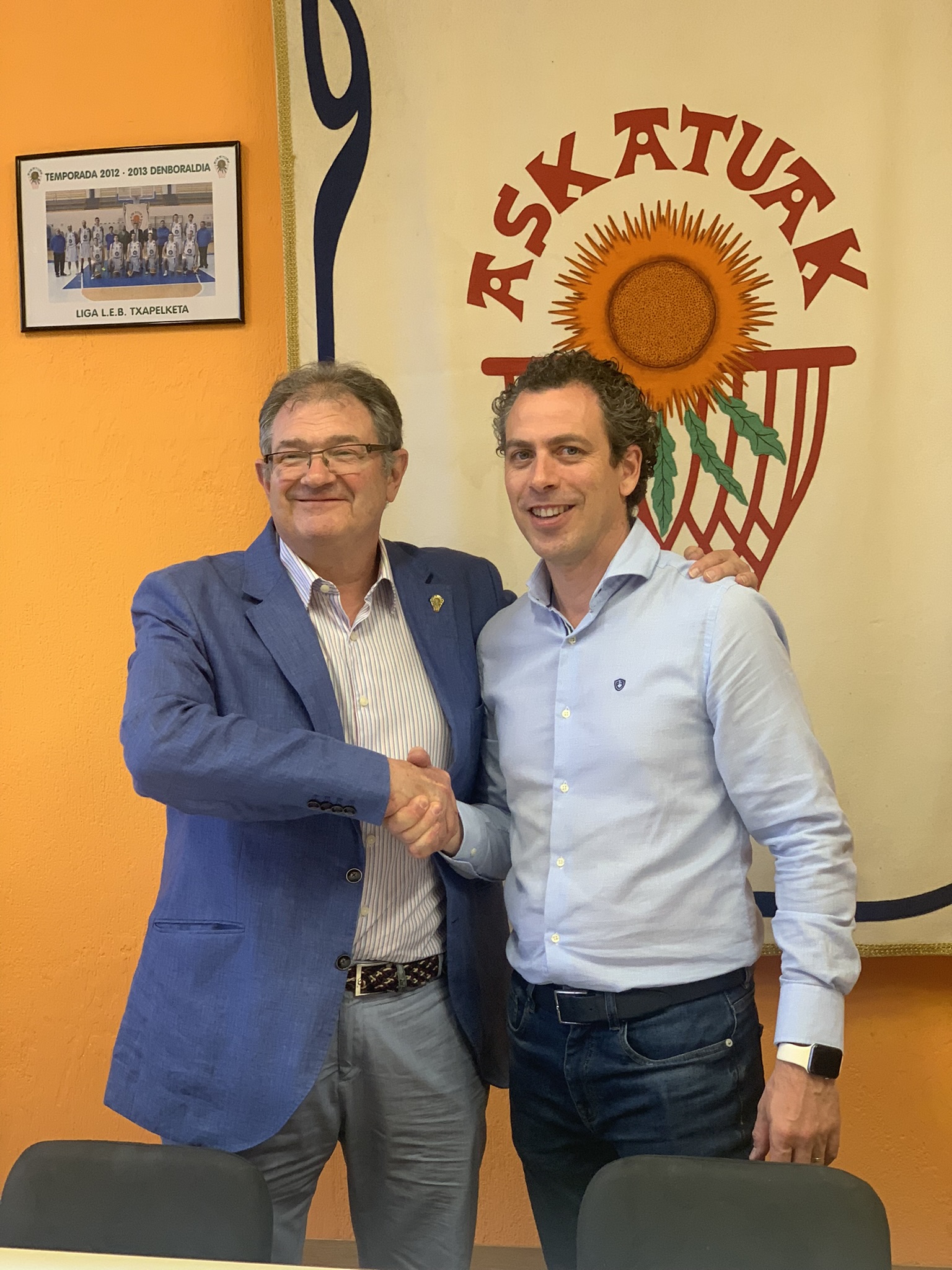 Momento de la firma del convenio de patrocinio entre Iñaki Almandoz y Javier Montosa Agustín.