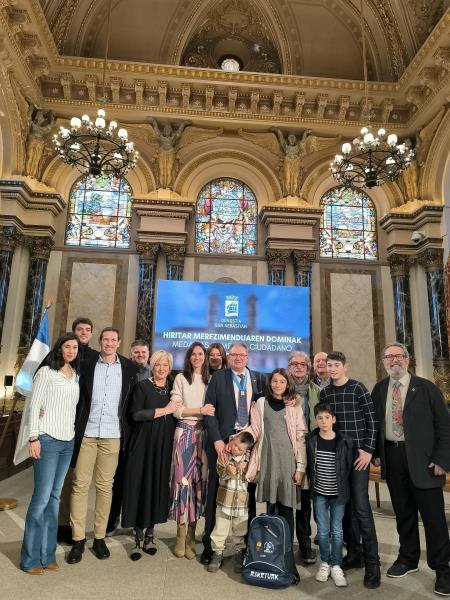 Iñaki Almandoz recibió la Medalla al Mérito Ciudadano en un acto solemne en el Ayuntamiento donostiarra