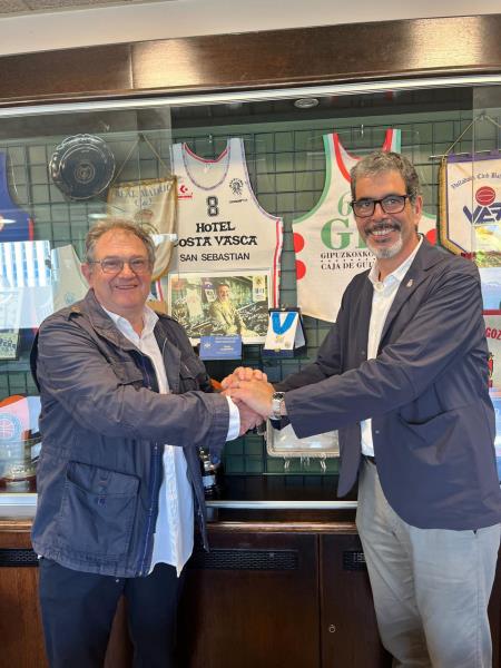 El Alcalde Eneko Goia se sumó al cincuentenario y firmó en el Libro de Honor del Club Askatuak