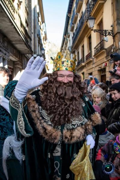 El Rey Gaspar está muy familiarizado con el baloncesto