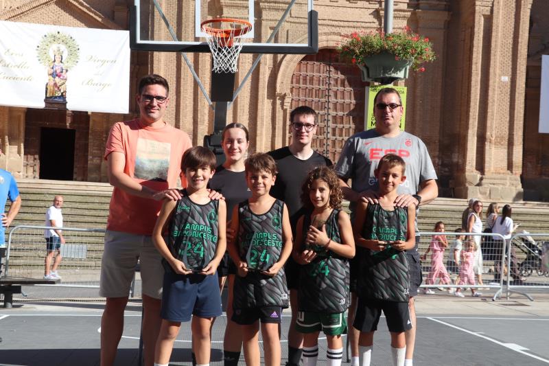 Canastones, un equipo de chavales que no se separa del balón, logró una gran remontada para vencer en la categoría Minibasket. ¡Enhorabuena!