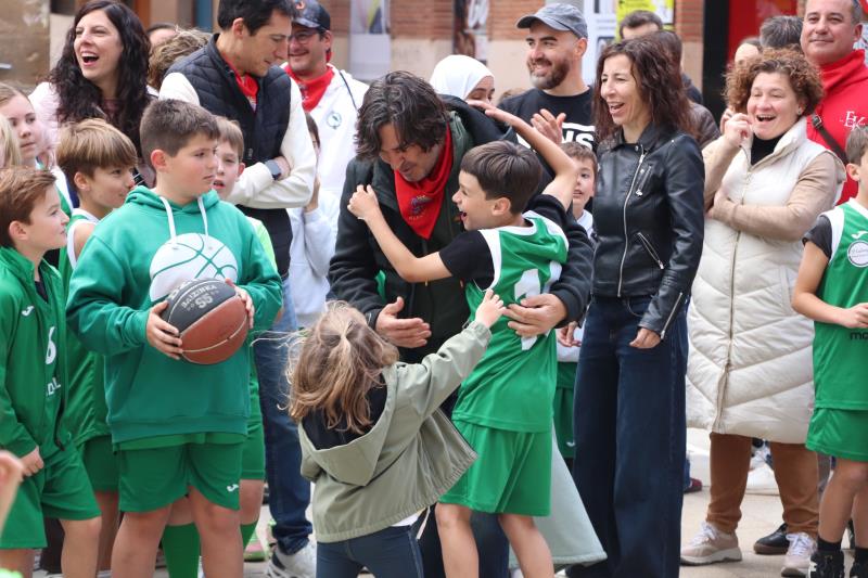 ¡El alegrón cuando el tío y papá Mariano mete un triplazo desde 10 metros! ¡El que tuvo retuvo!