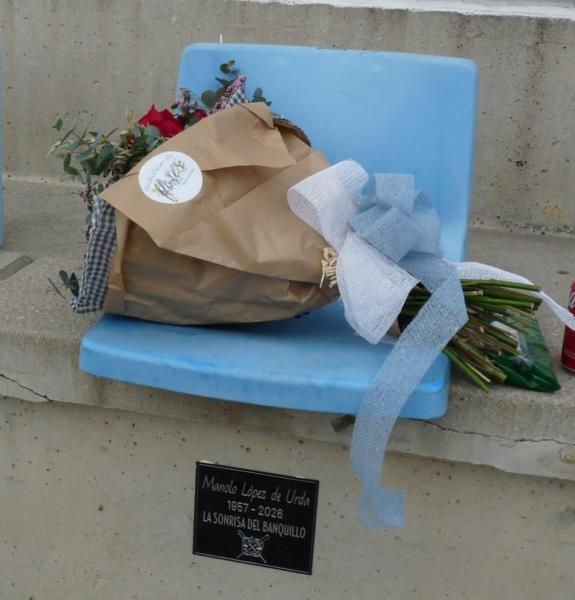 LA FAMILIA DEL CF SAN PEDRO HOMENAJEA A MANOLO LOPEZ DE URDA