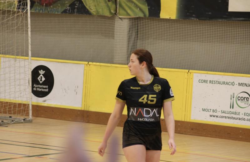 El femení comença lluny de casa