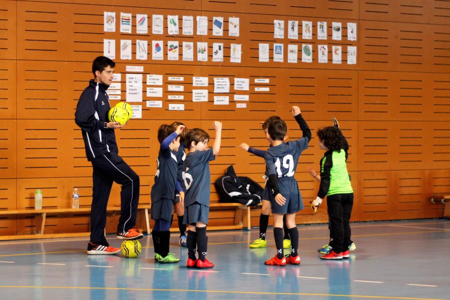 Un buen calentamiento siempre es necesario para empezar a jugar al fútbol