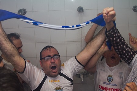 Un seguidor muy fiel y especial, el alcalde también se fue a la ducha.