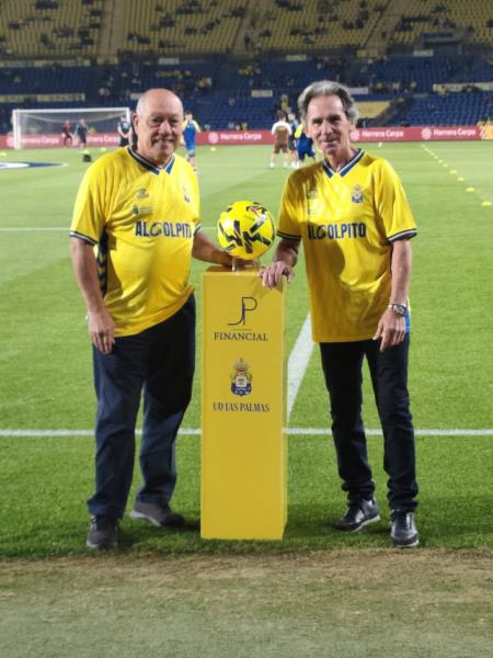 JUANI CASTILLO Y FELIX MARRERO CON EL BALON DEL PARTIDO